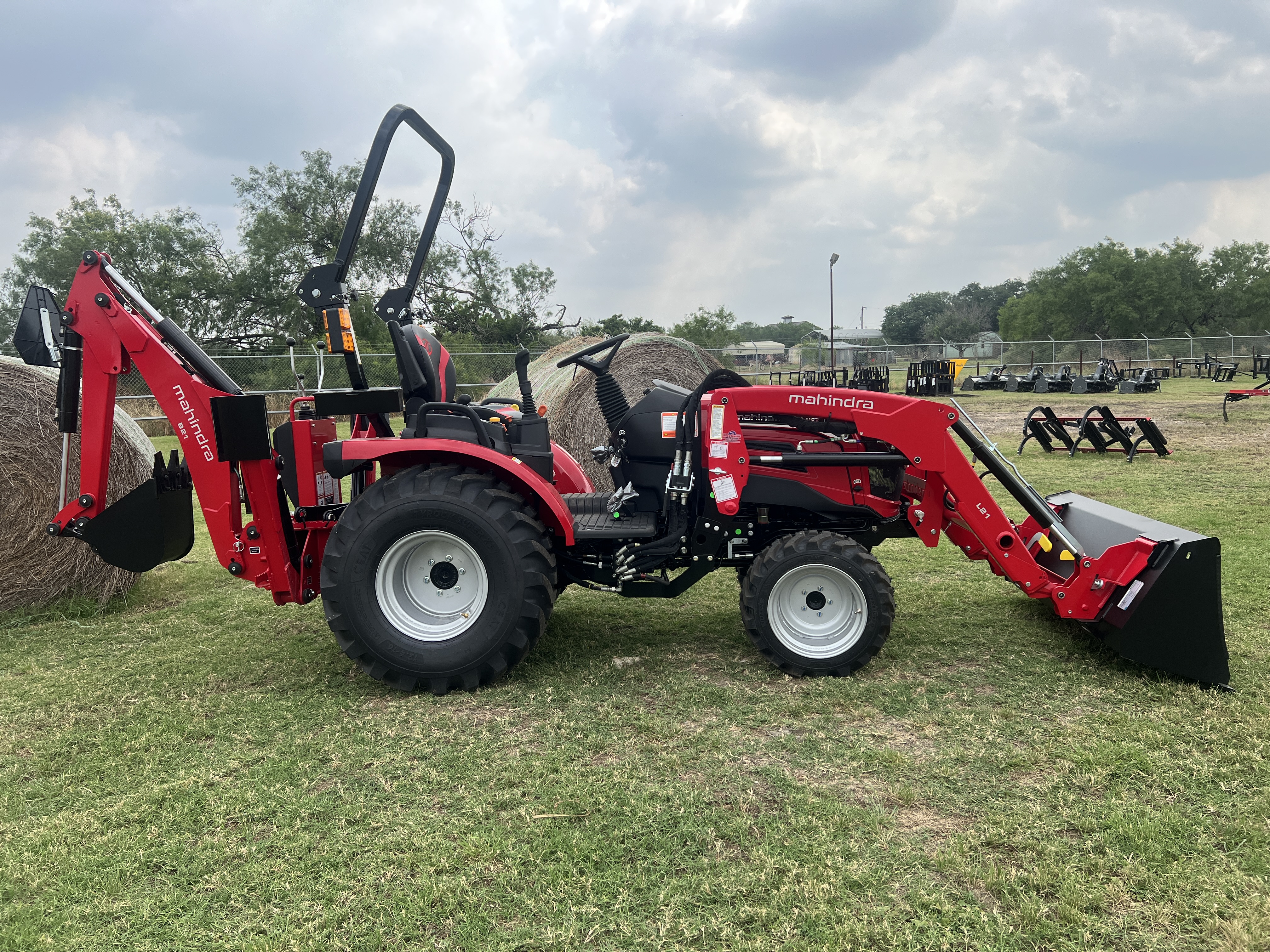 MAHINDRA TRACTORS 21264FHILB 2126 HST 4WD W/BH – 041659