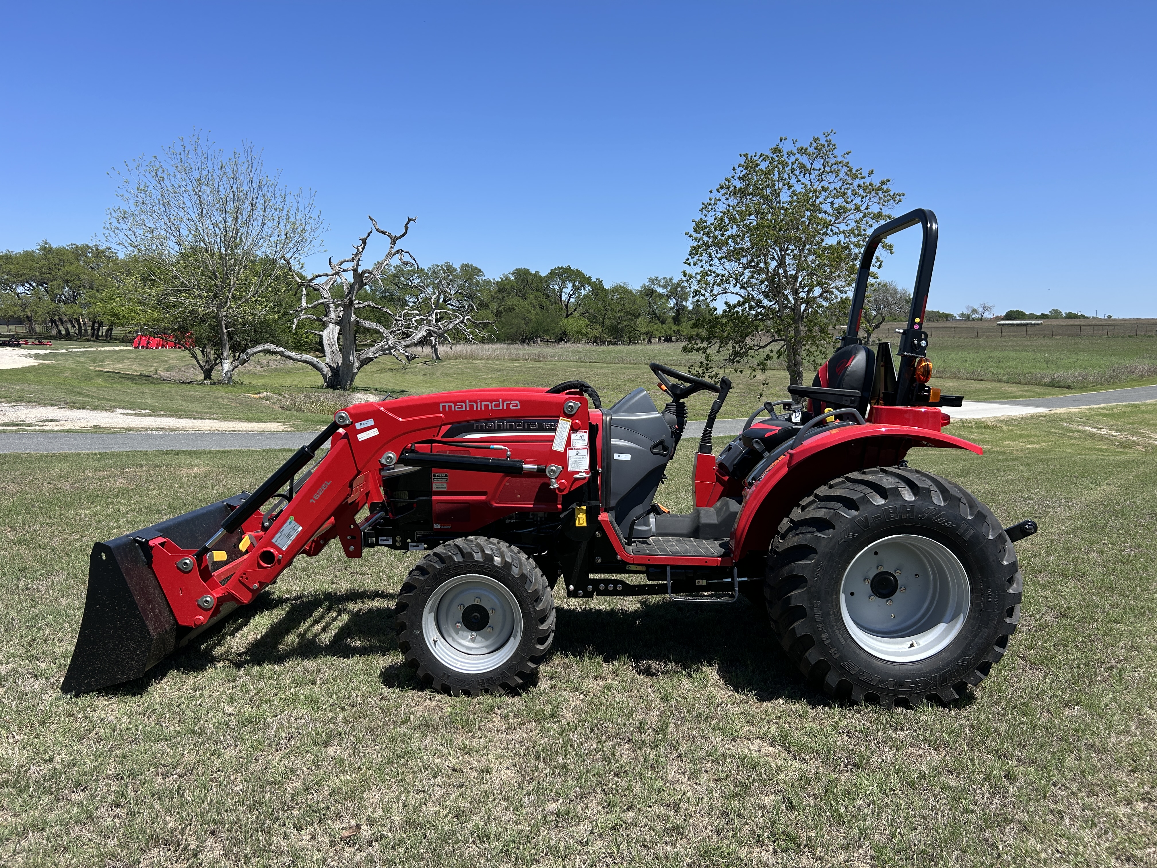 MAHINDRA TRACTORS 16264FHRFIL 1626 HST 4WD REF:041807