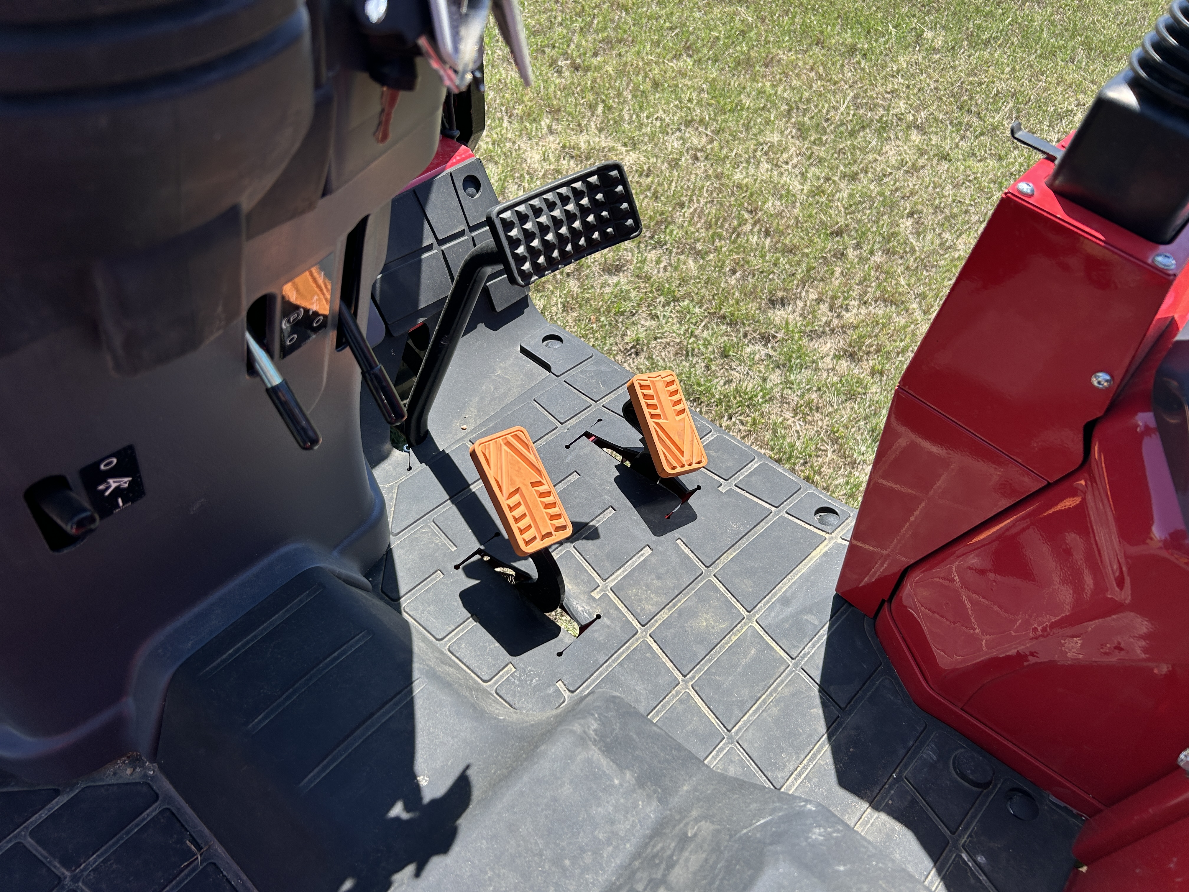 MAHINDRA TRACTORS 16264FHRFIL 1626 HST 4WD REF:041807