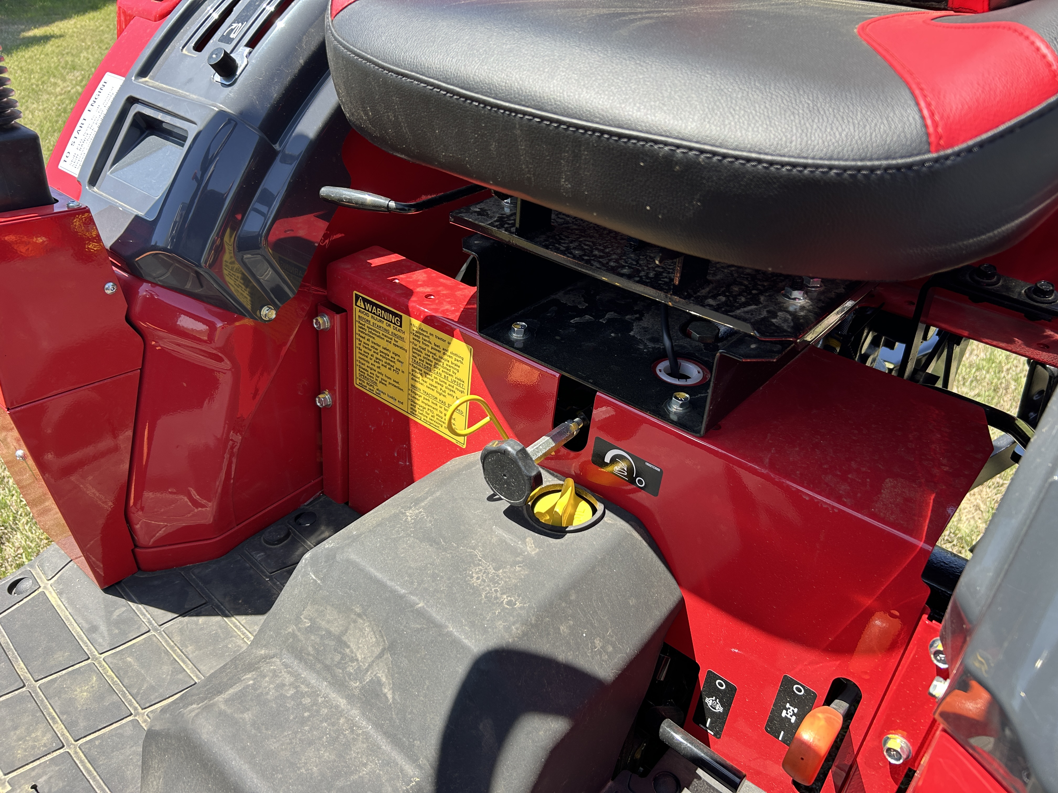 MAHINDRA TRACTORS 16264FHRFIL 1626 HST 4WD REF:041807