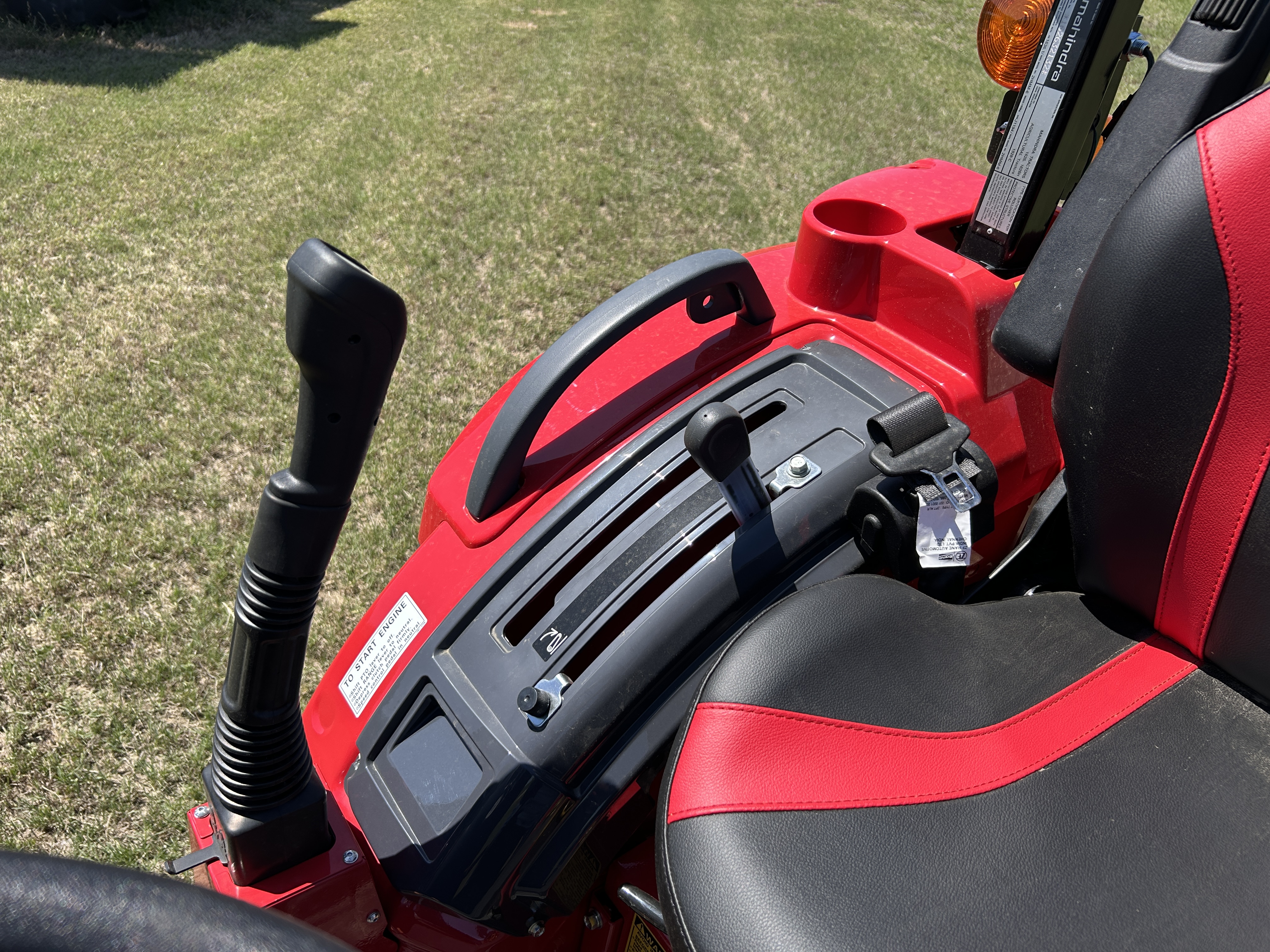 MAHINDRA TRACTORS 16264FHRFIL 1626 HST 4WD REF:041807