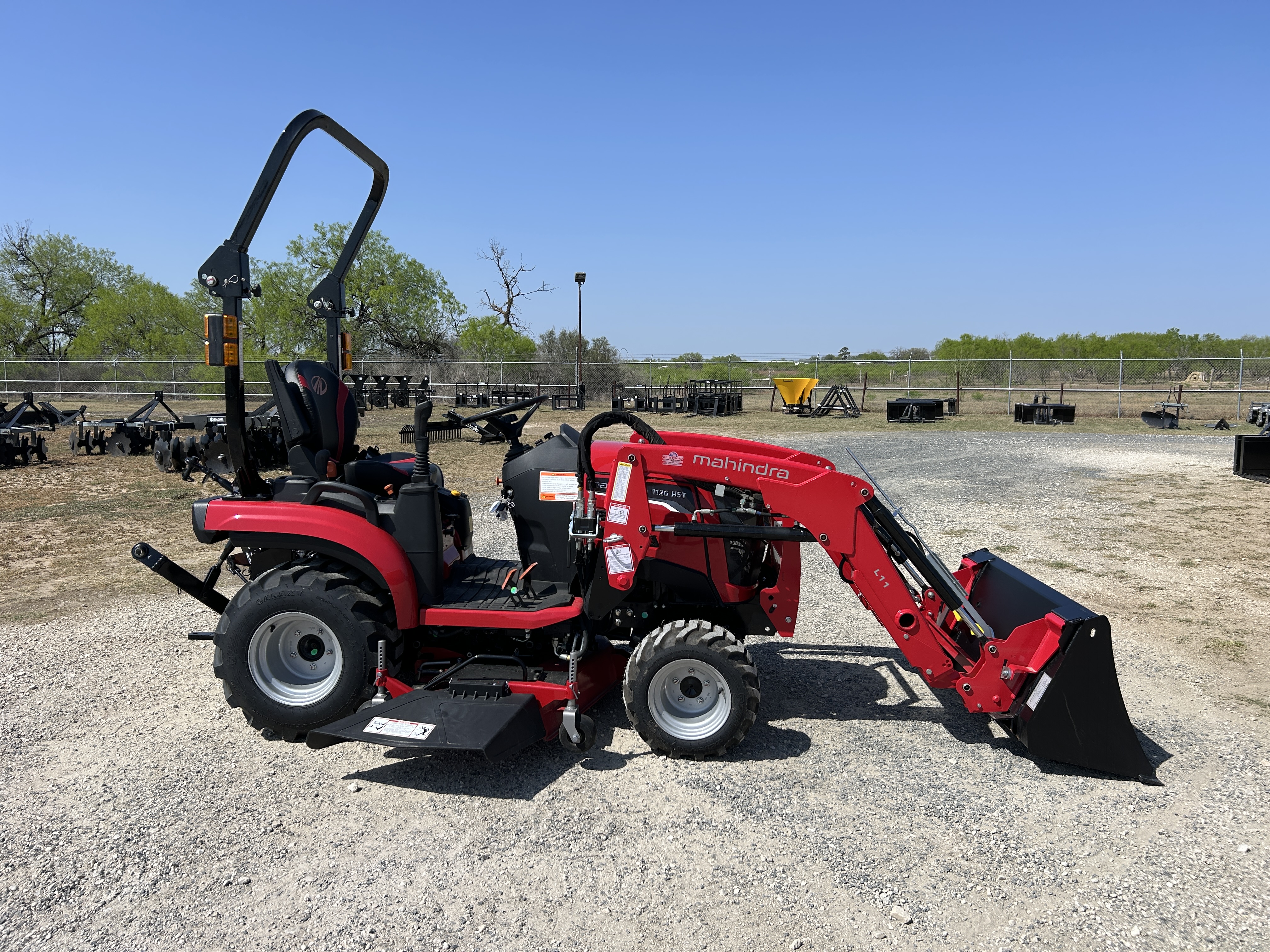 MAHINDRA TRACTORS 11264FHILM60 1126 HST 4WD W/MOWER – 041834