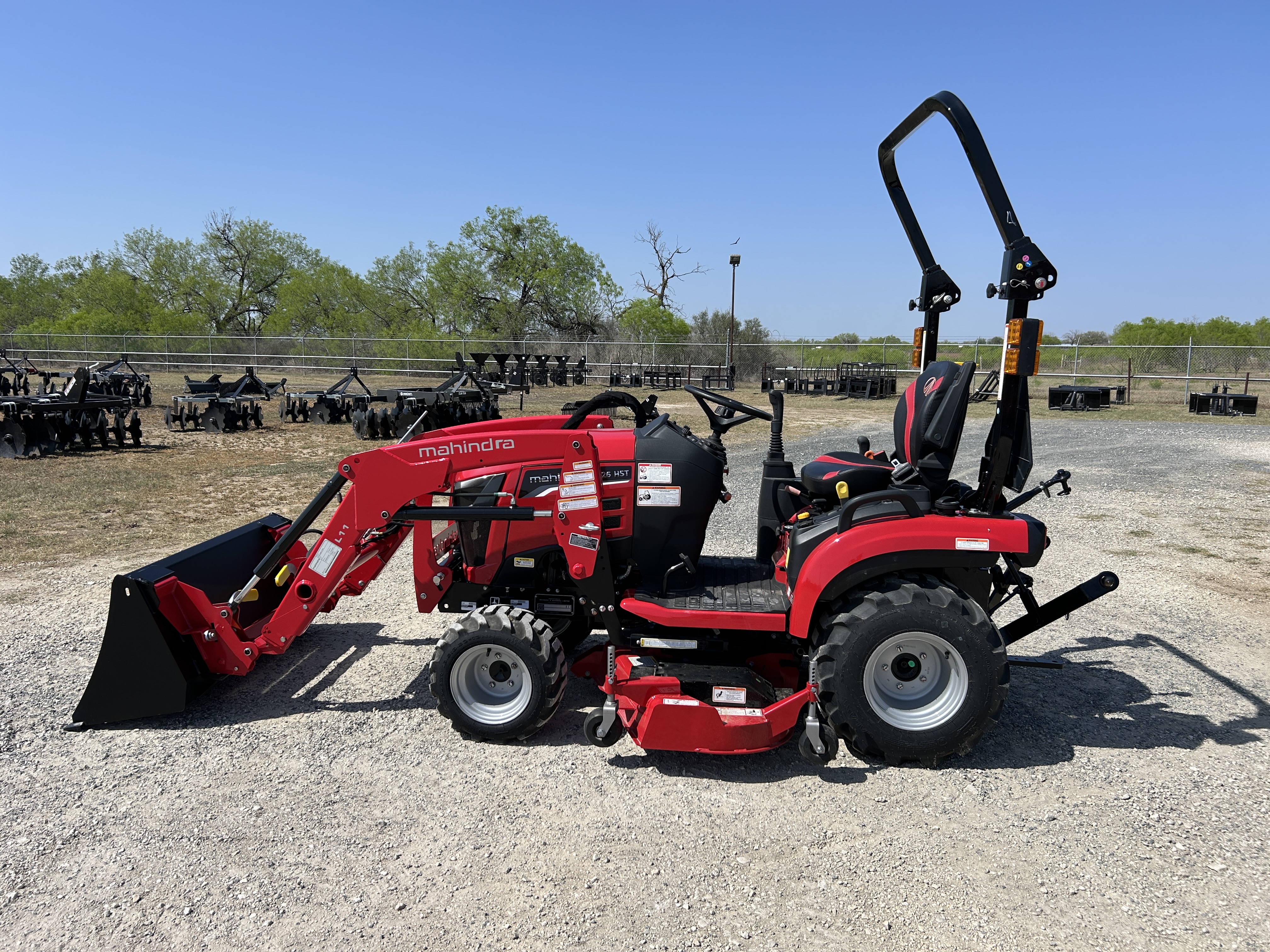 MAHINDRA TRACTORS 11264FHILM60 1126 HST 4WD W/MOWER:041834