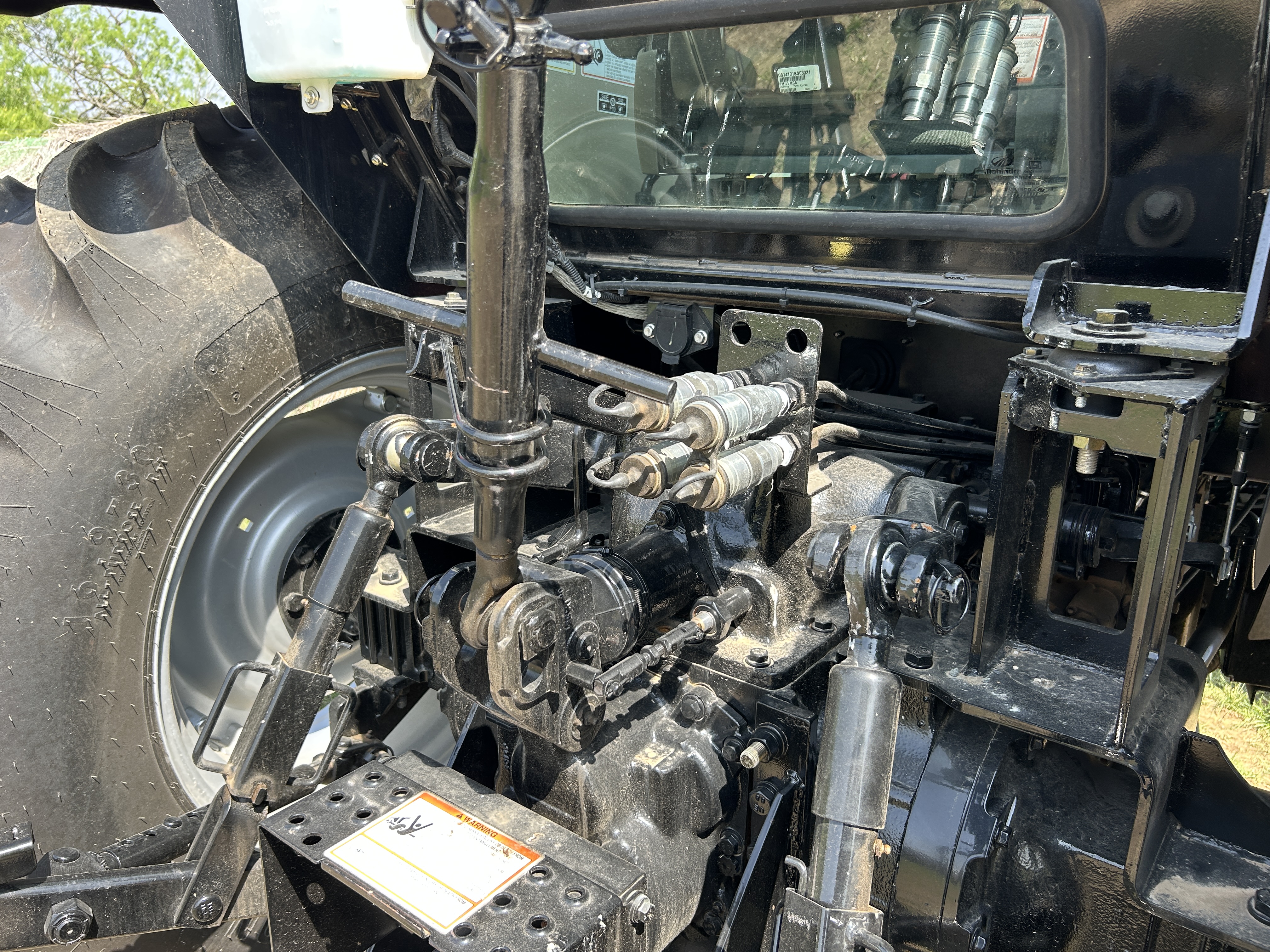 MAHINDRA TRACTORS 60754CPAL 6075 4WD CAB:041887