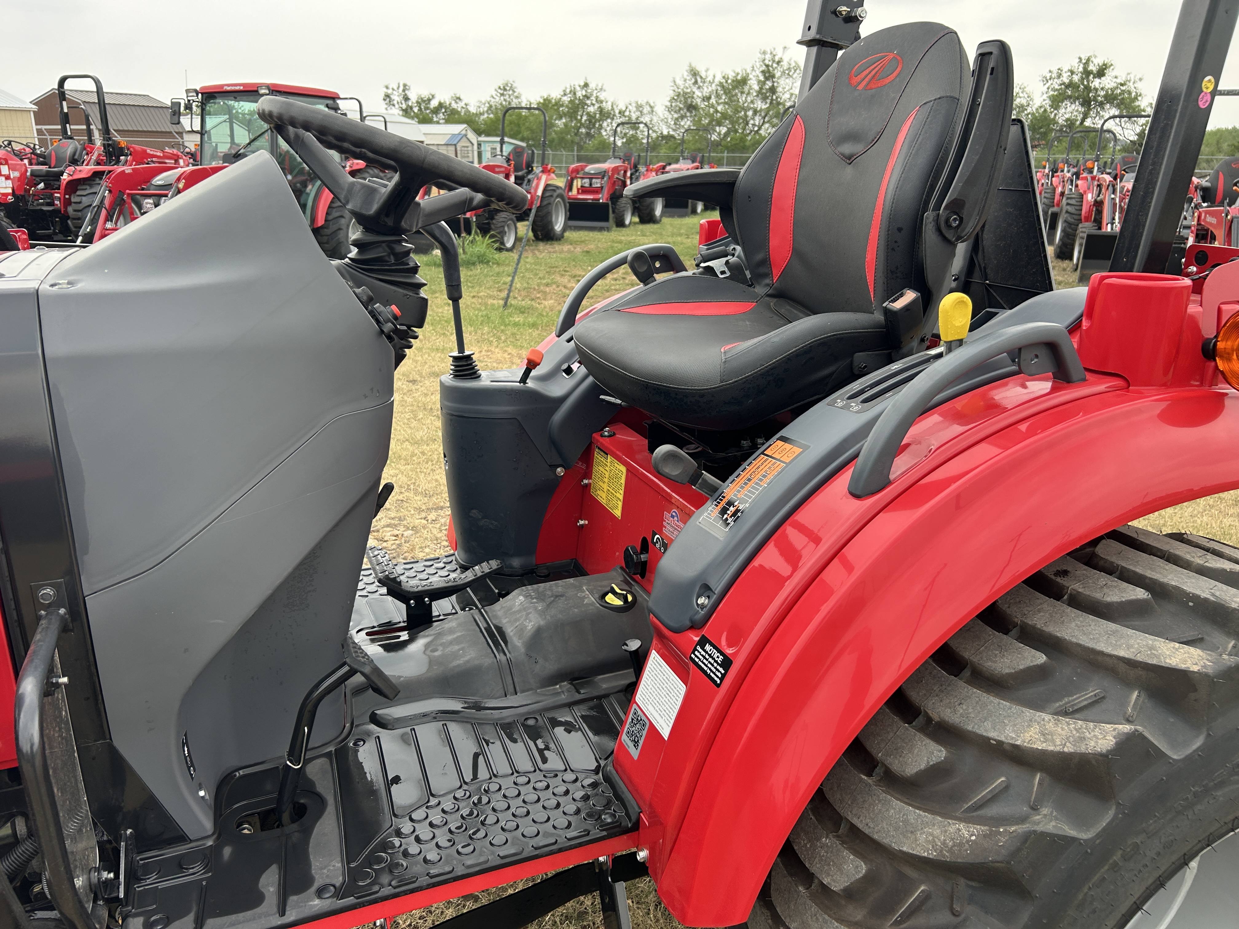 MAHINDRA TRACTORS 16354FHIL 1635 HST 4WD:041933