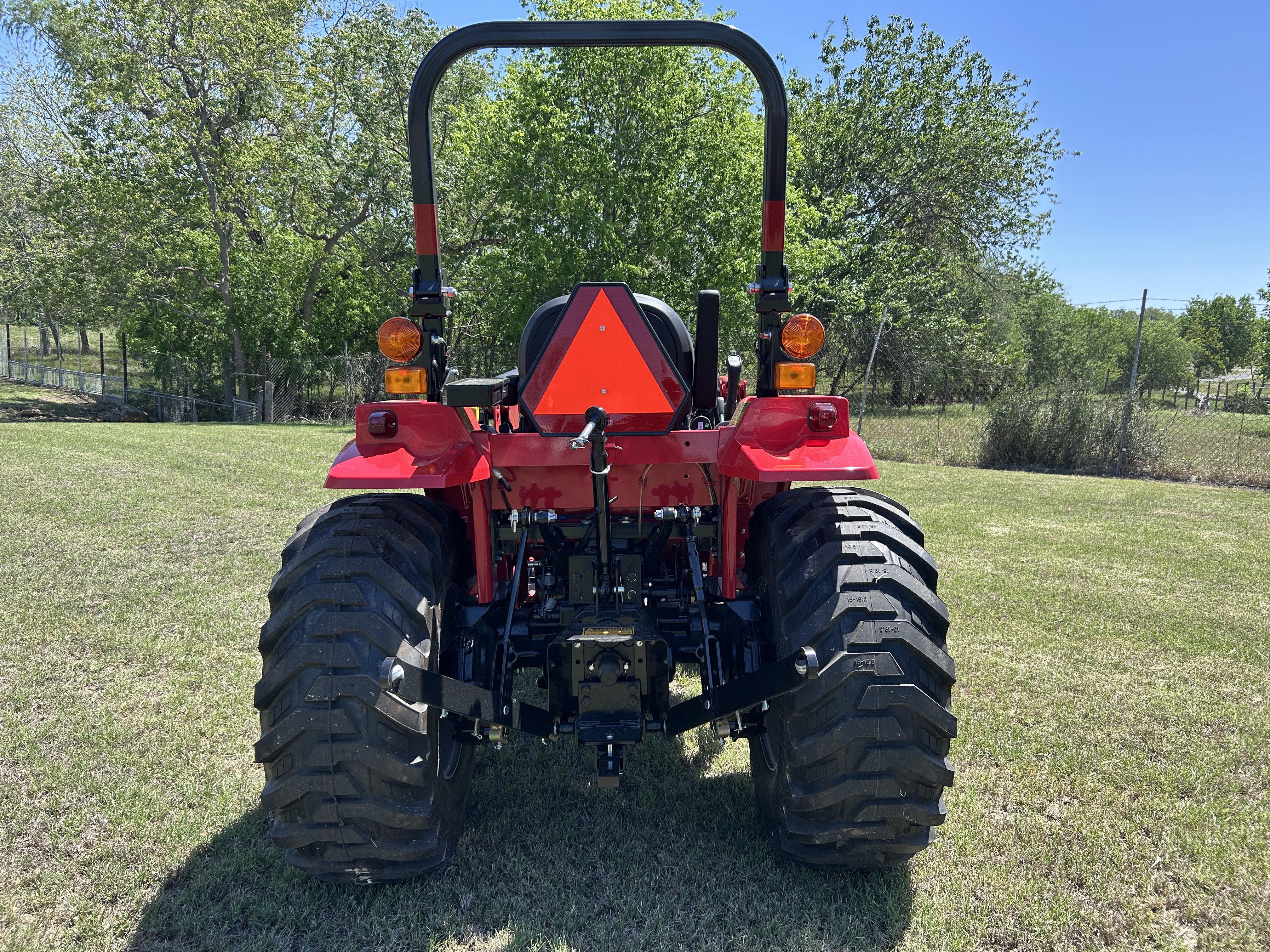 MAHINDRA TRACTORS 16264FHRFIL 1626 HST 4WD REF:041961