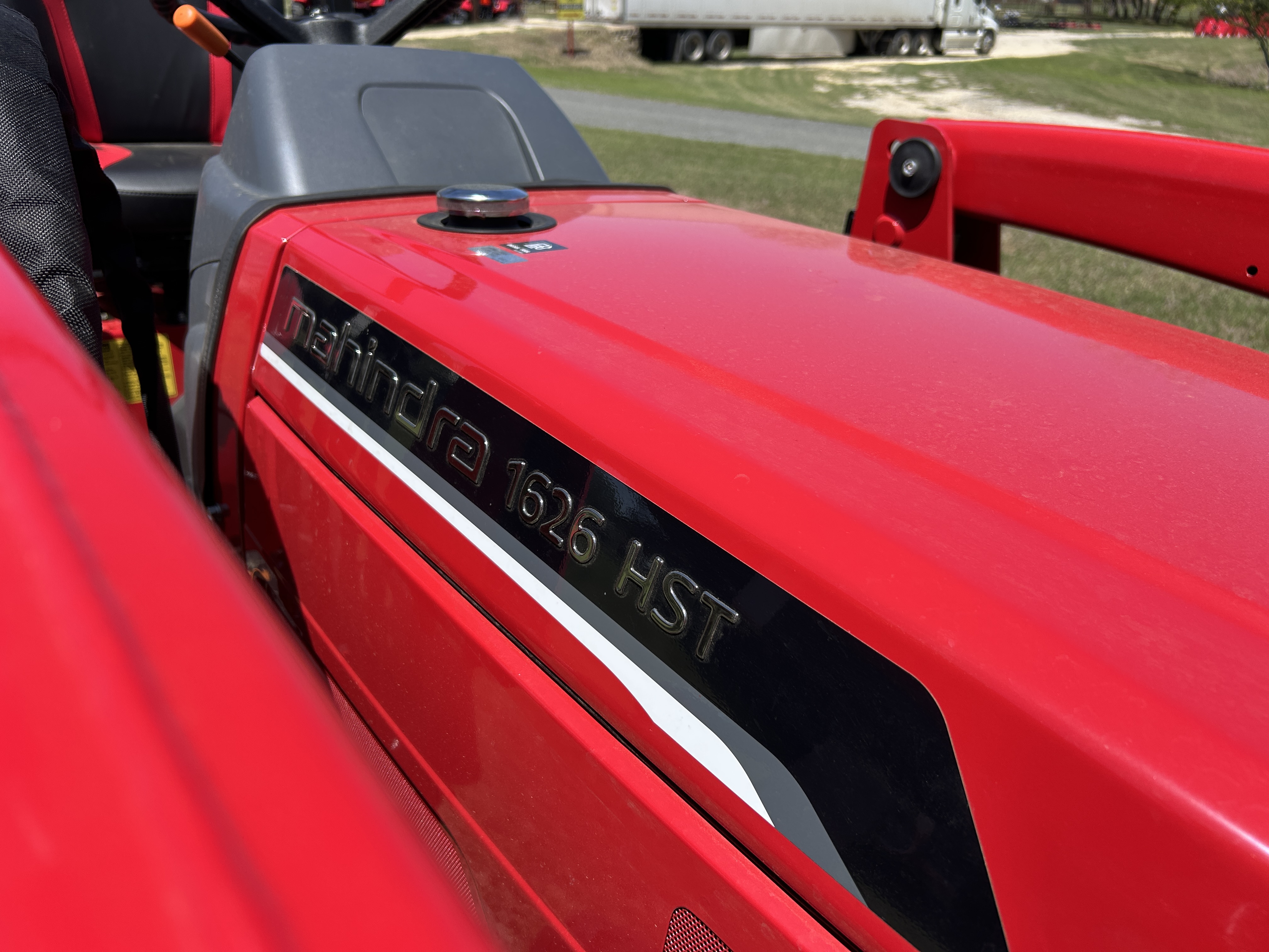 MAHINDRA TRACTORS 16264FHRFIL 1626 HST 4WD REF:041961