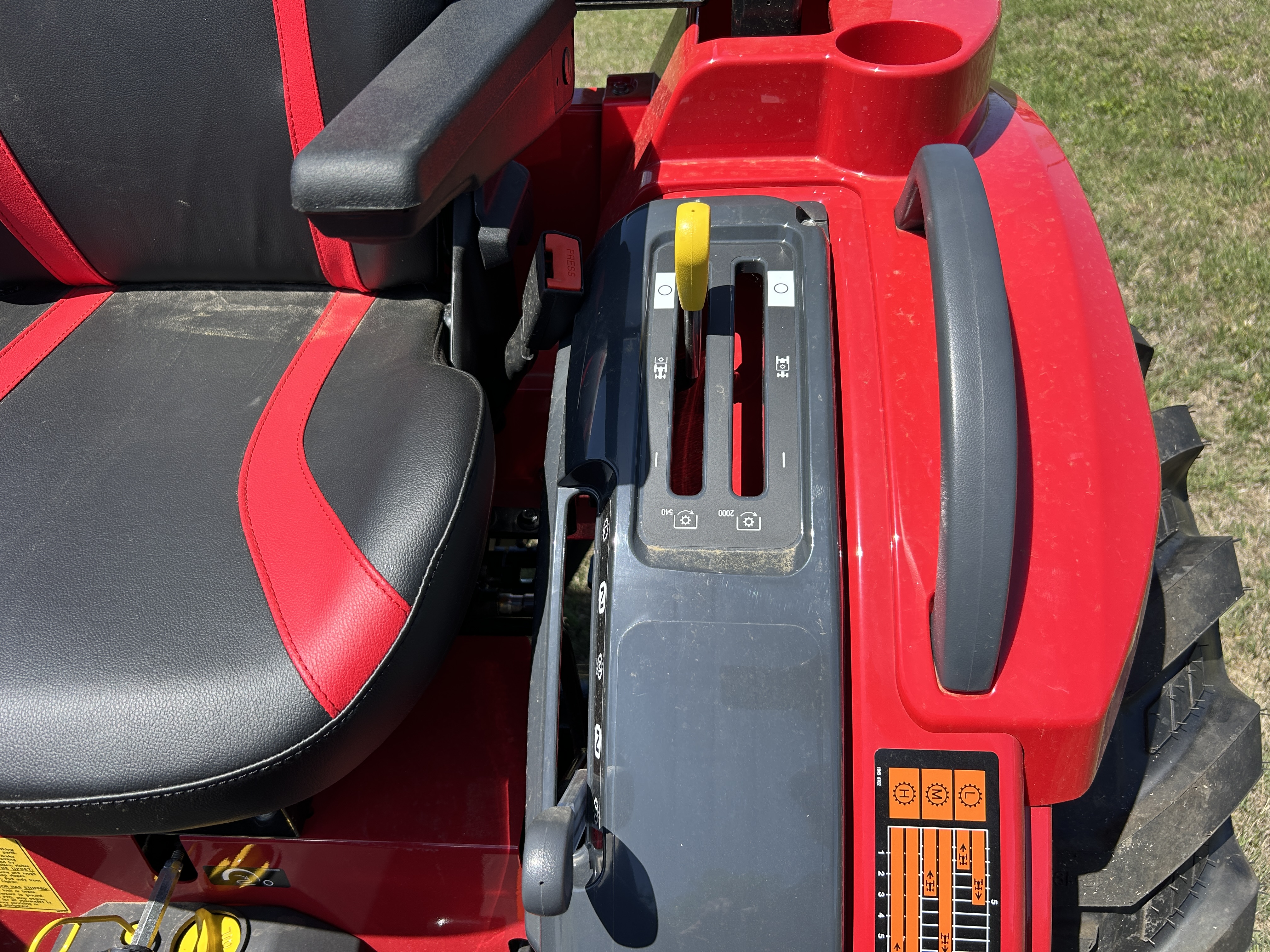 MAHINDRA TRACTORS 16264FHRFIL 1626 HST 4WD REF:041961