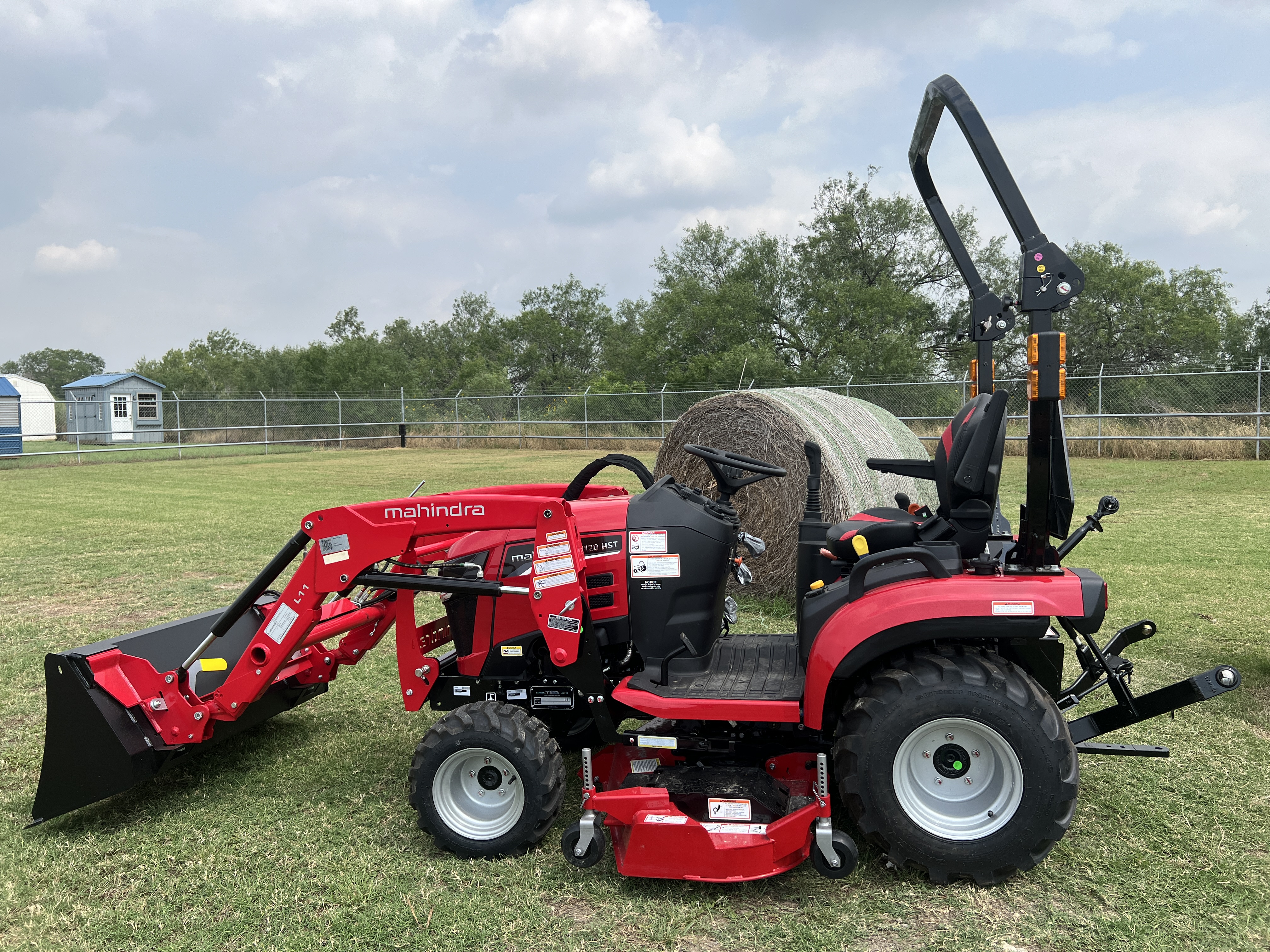 MAHINDRA TRACTORS 11204FHILM60 1120 HST 4WD W/MOWER:041994