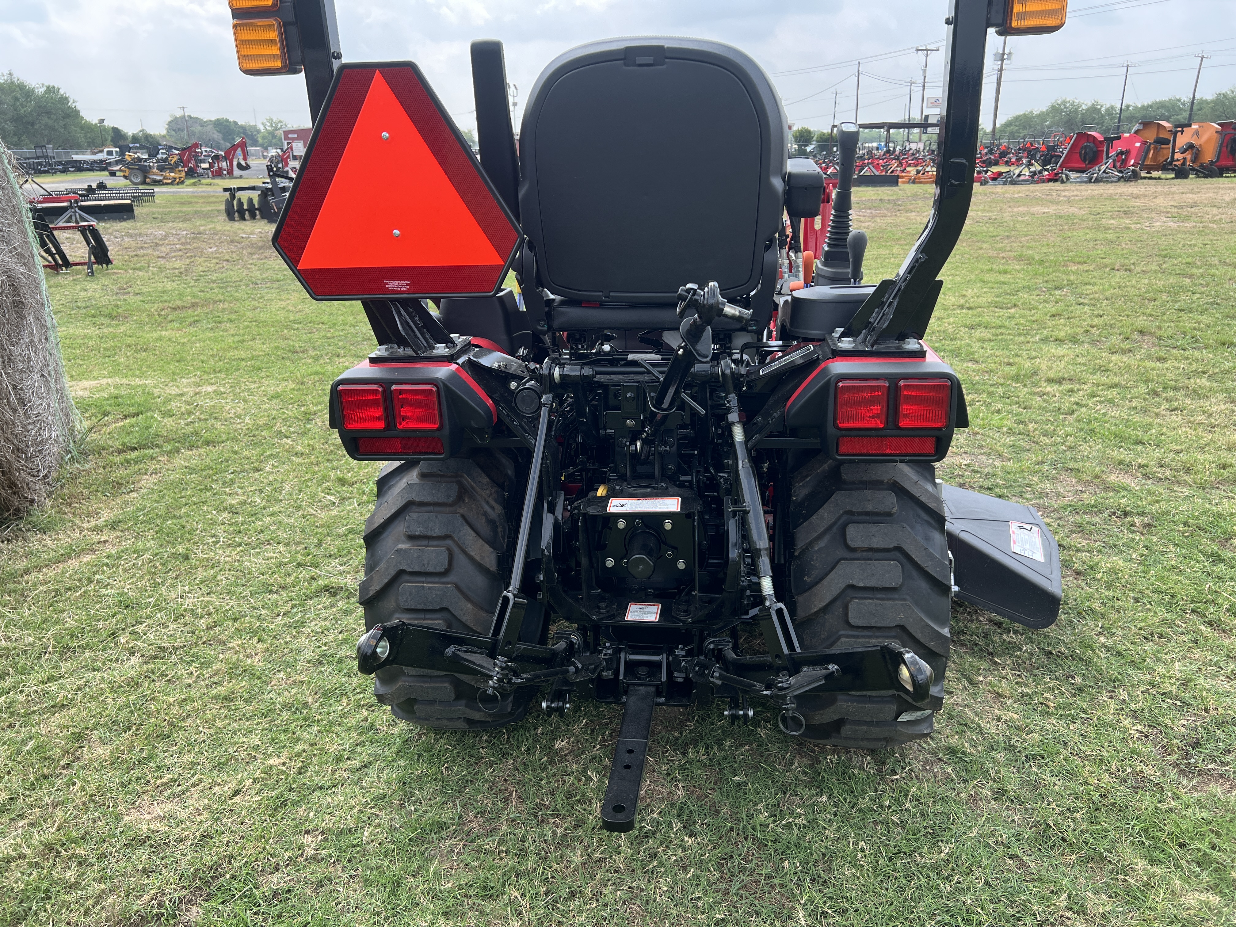 MAHINDRA TRACTORS 11204FHILM60 1120 HST 4WD W/MOWER:041994