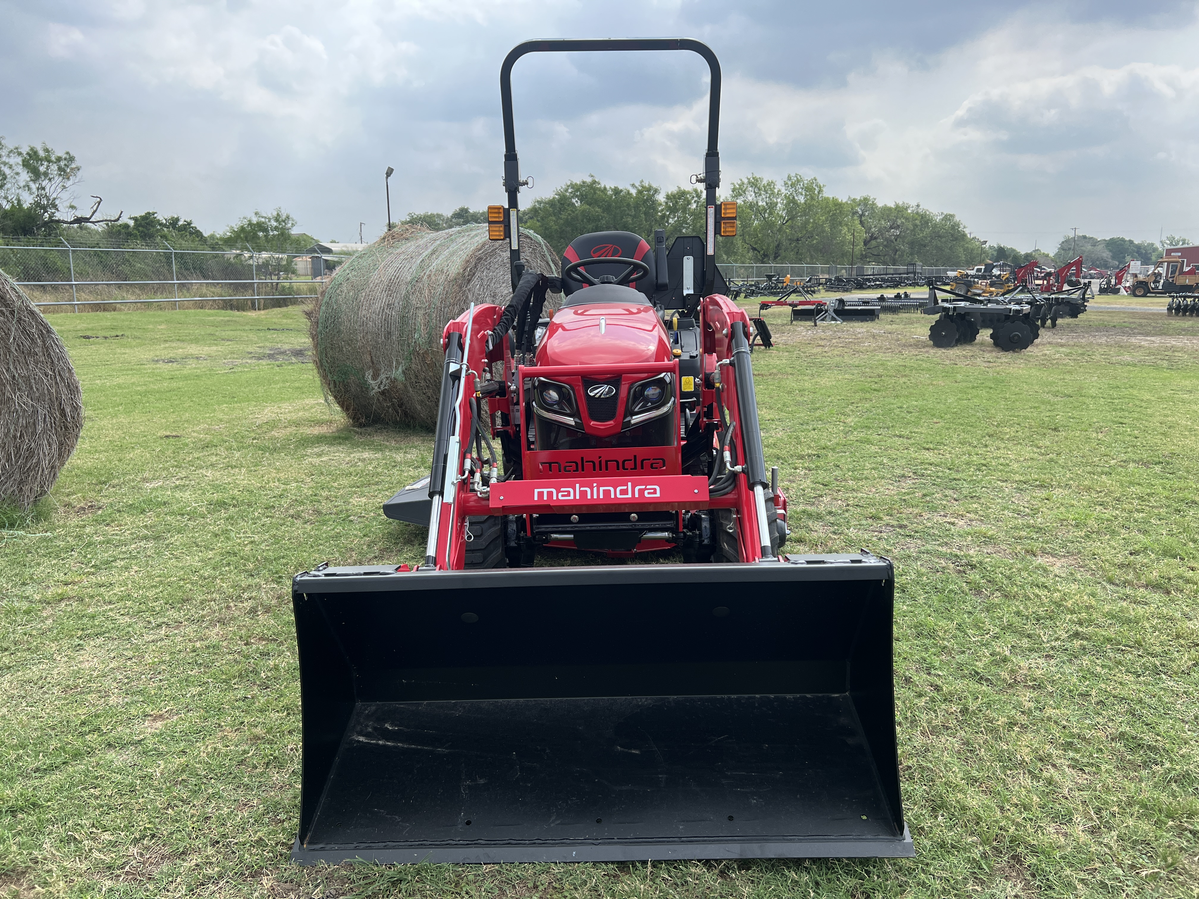MAHINDRA TRACTORS 11204FHILM60 1120 HST 4WD W/MOWER:041994