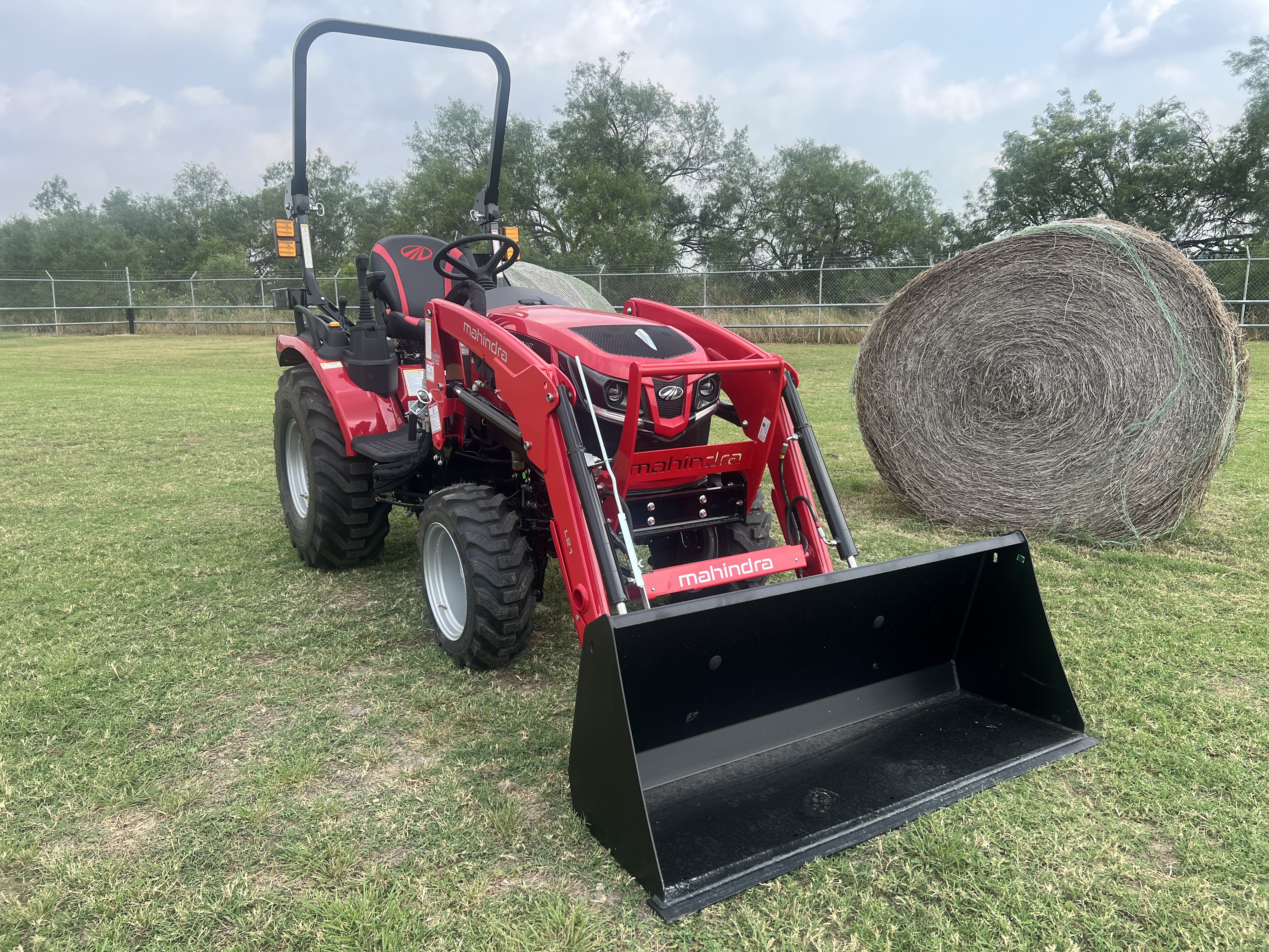 MAHINDRA TRACTORS 21234FHIL 2123 HST 4WD – 042288