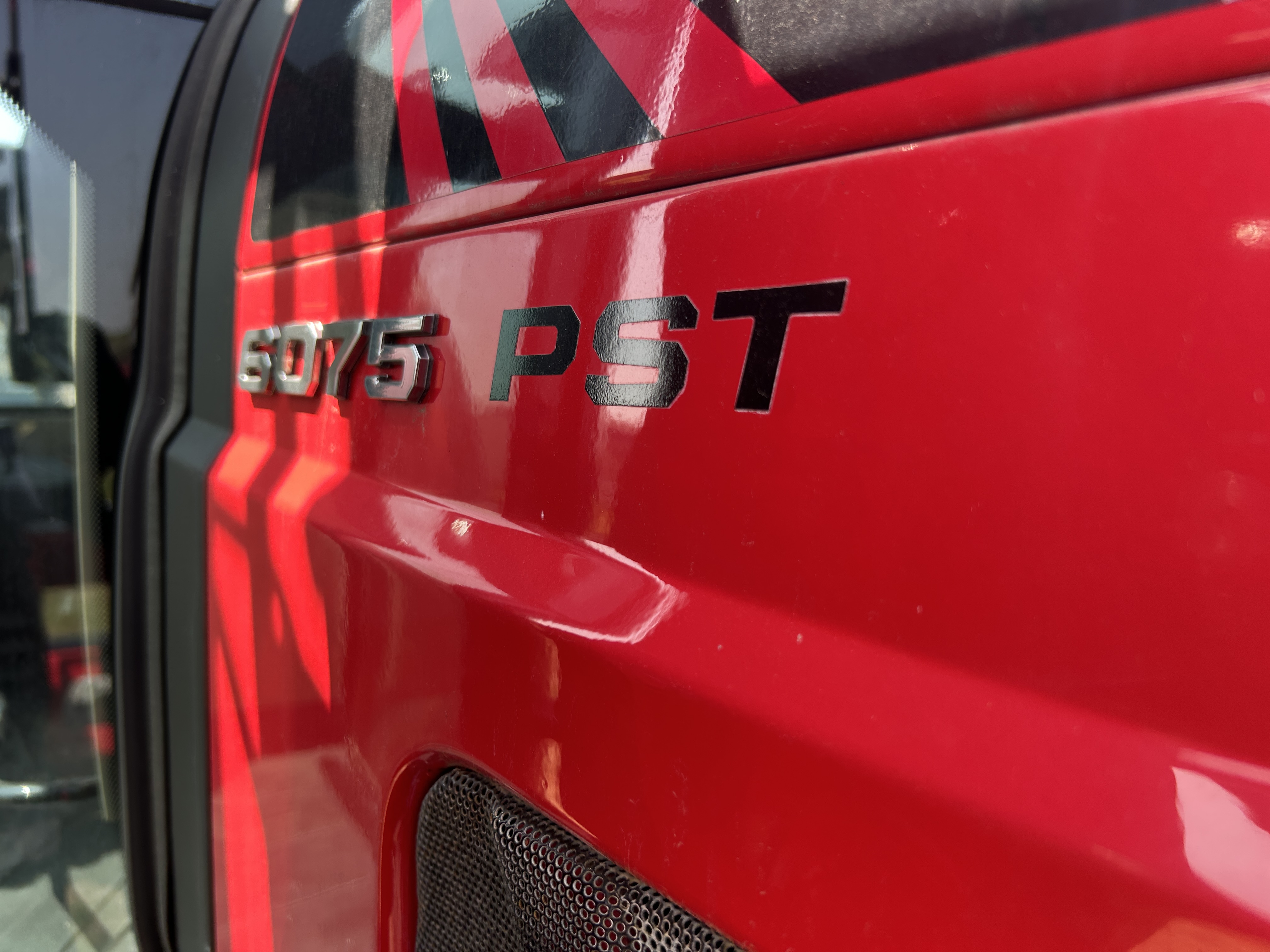 MAHINDRA TRACTORS 60754CPAL 6075 4WD CAB:042464