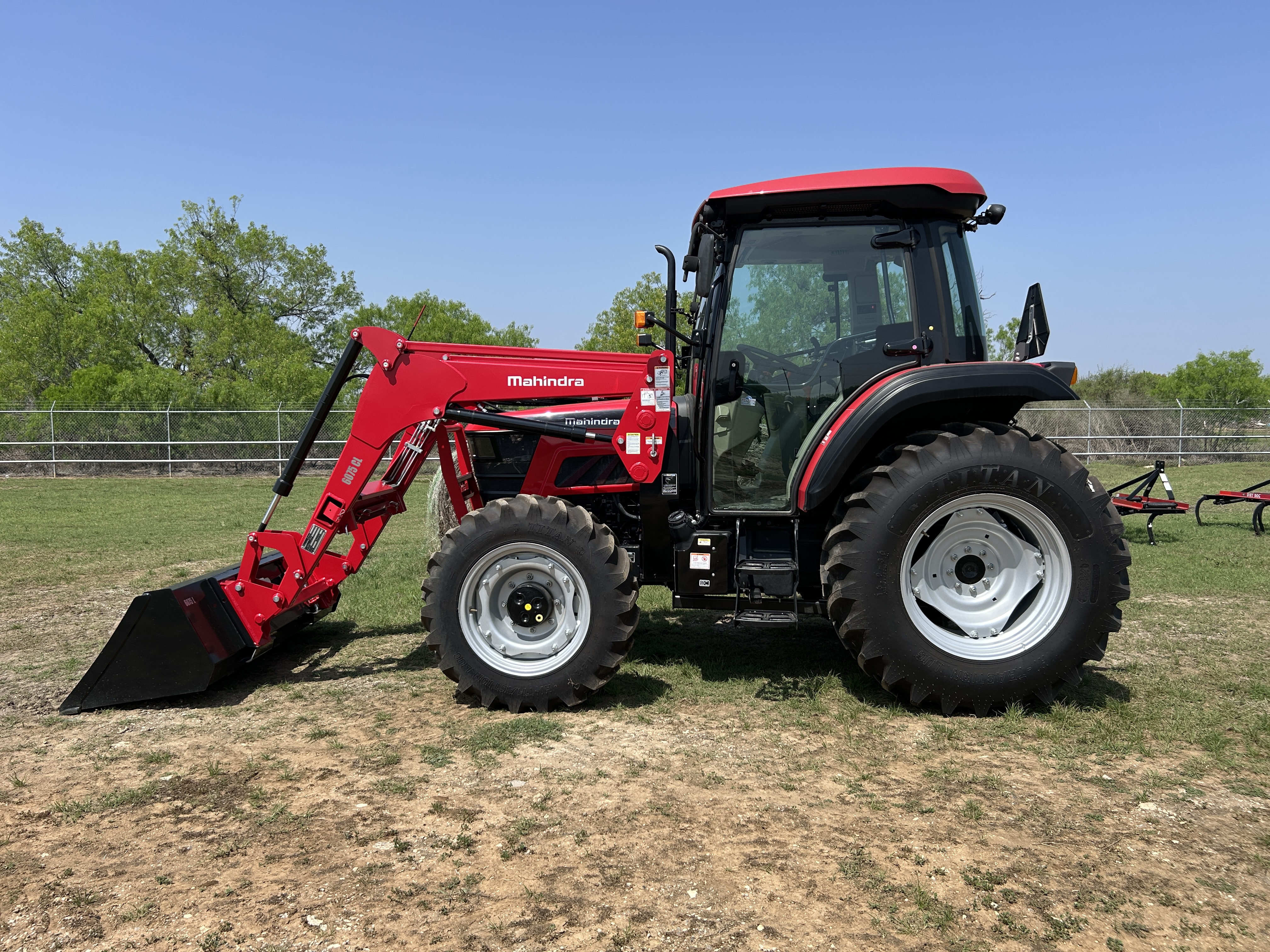 MAHINDRA TRACTORS 60754CPAL 6075 4WD CAB:042465