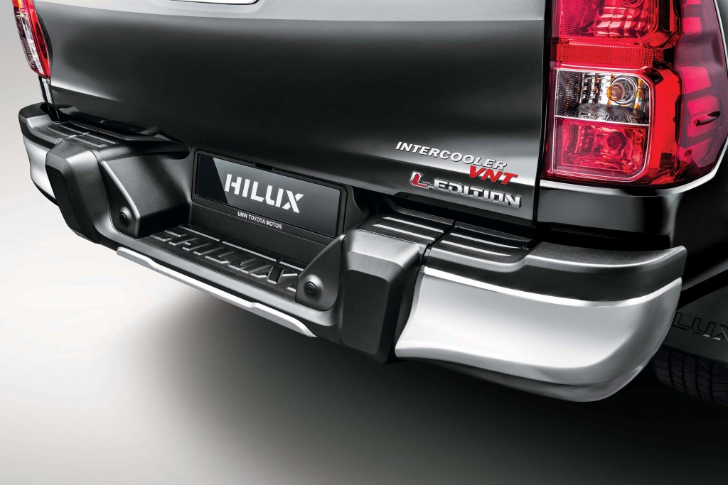 Hilux 2.8 LE Rear Step Ornament_02 (Custom)