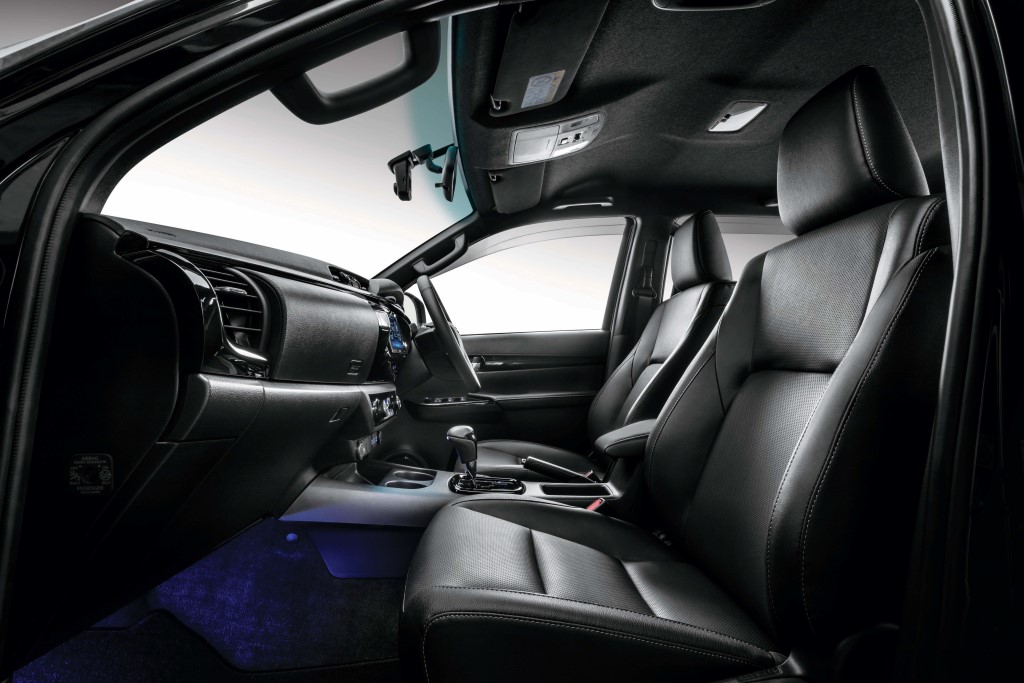 Hilux 2.8LE Interior_02 (Custom)