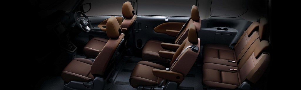 Combination leather seats (two-tone Truffle Brown/Chestnut).