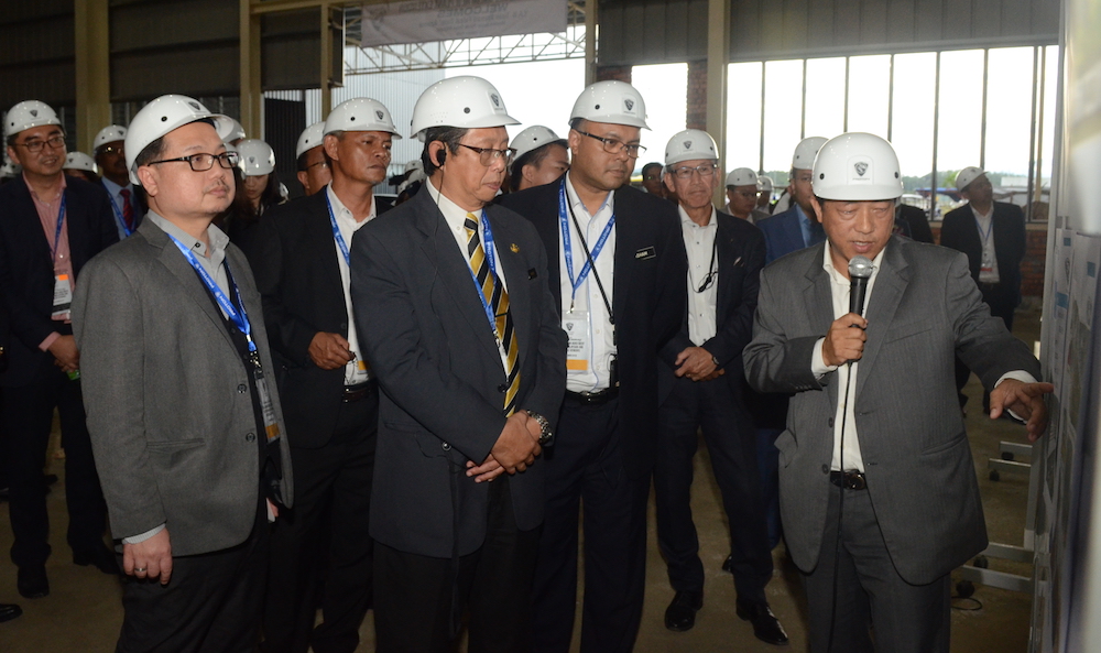 Encik Muhammad Aris Bin Anuar, Director of Manufacturing PROTON briefing the guests.