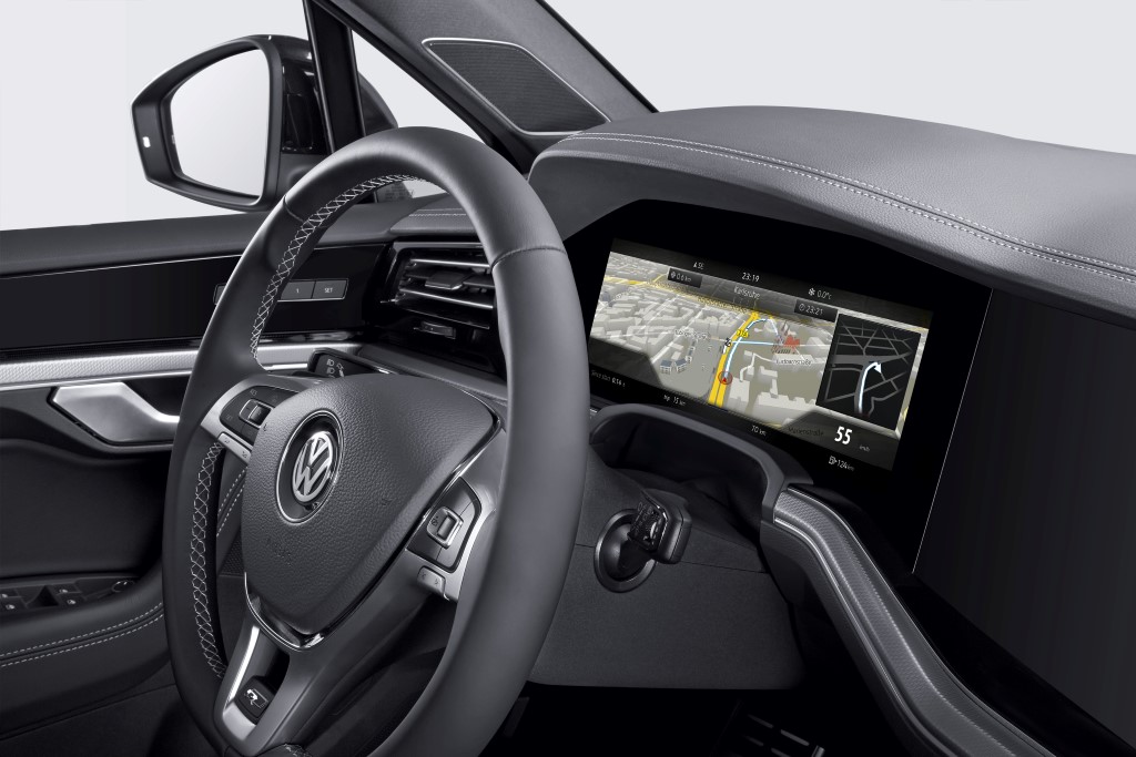 Bosch curved instrument cluster (1)
