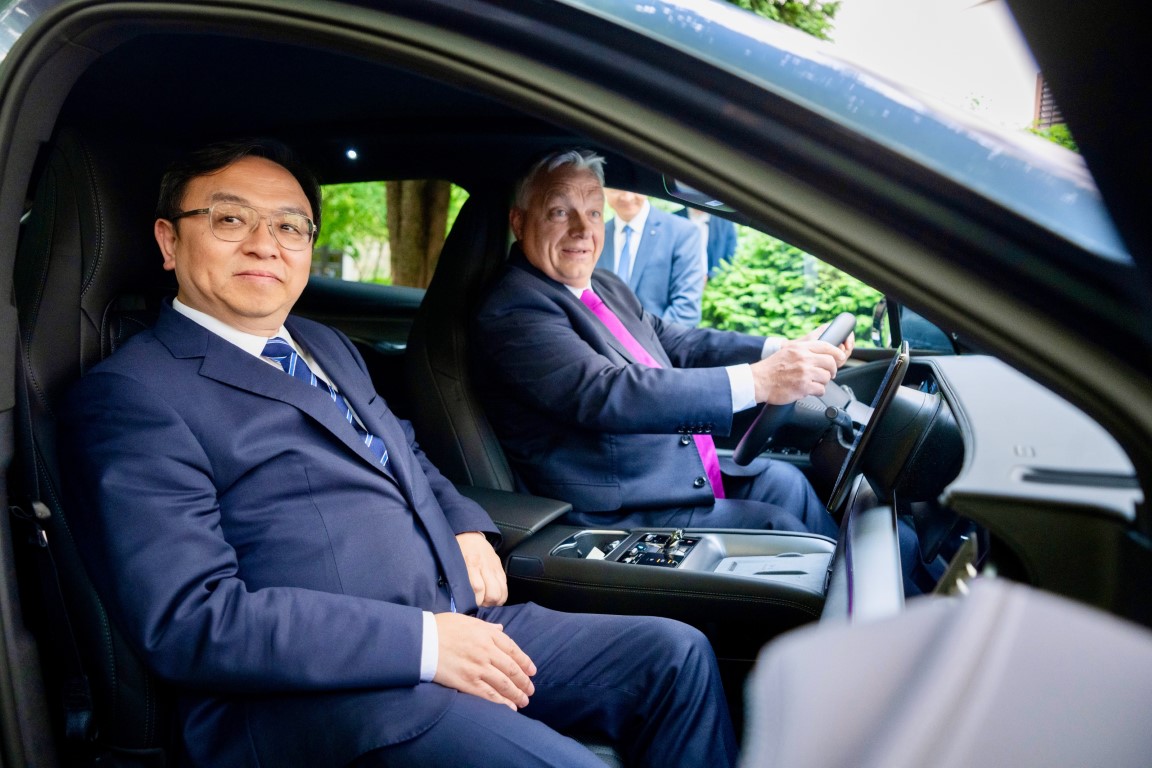 BYD Chairman Wang Chuanfu introducing BYD‘s most advanced vehicleD Chairman Wang Chuanfu introducing BYD‘’s most advanced vehicle, the BYD SEALION 7 to the Prime Minister of Hungary Viktor Orbán