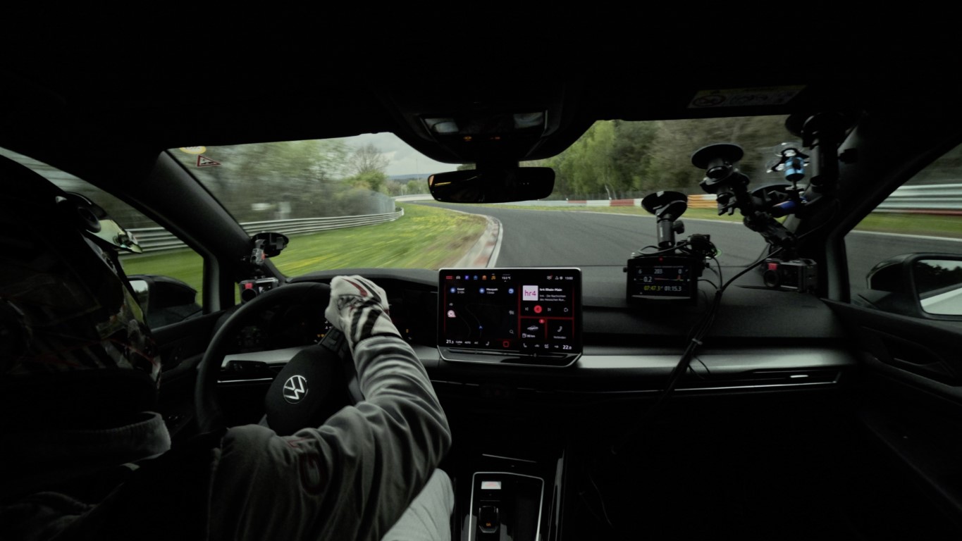 Benny Leuchter setting the Nürburgring lap record in the Golf GTI (2)