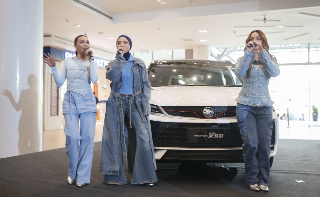 Malaysian powerhouse girl group De Fam will debut the music video of their specially composed single, “All-New PROTON X50” during the launch event (Custom)