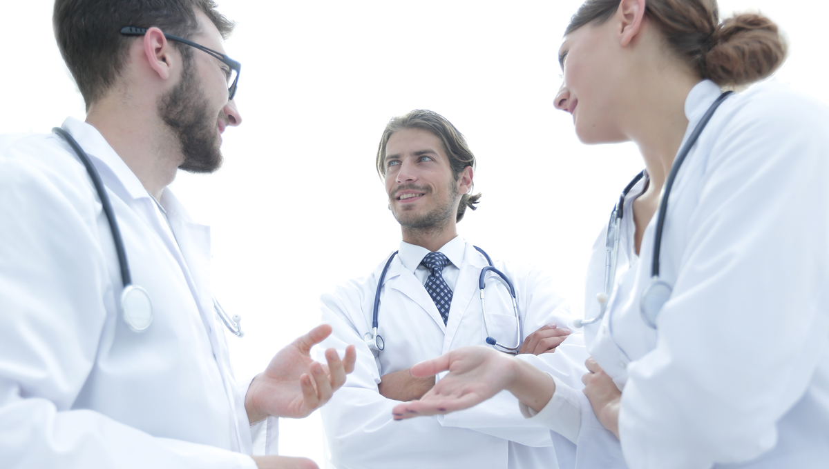 видео как рассказывают врачей. картинки разговор с молодым врачом. врачи ютуба. разговор врача и пациента. видео как рассказывают врачей.