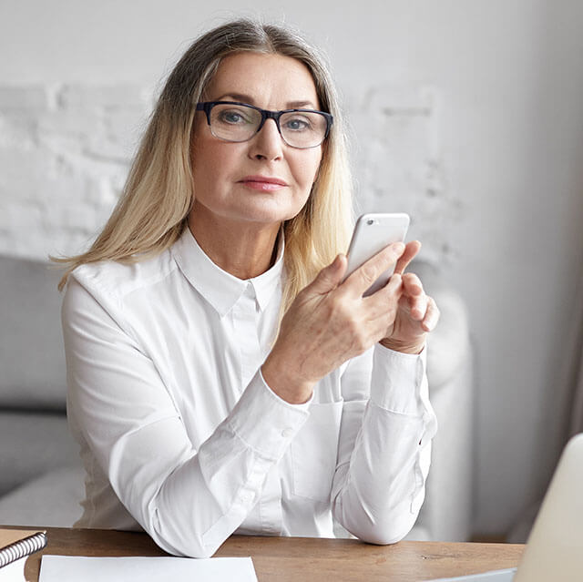 Senior-Woman-Attractive-w-Phone_640