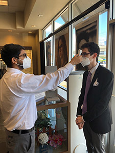 eye doctor check temperature