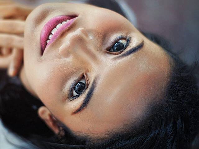 Girl-Smiling-Looking-Up-1280x480-640x480