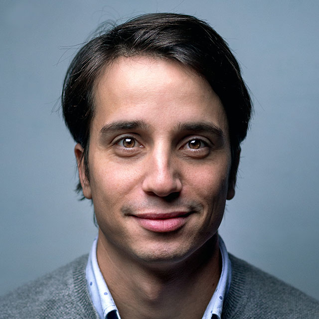 man-cute-eyes-smiling_640