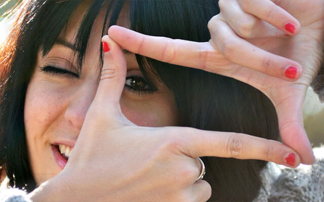 Woman-Pretending-to-Photograph-640x400