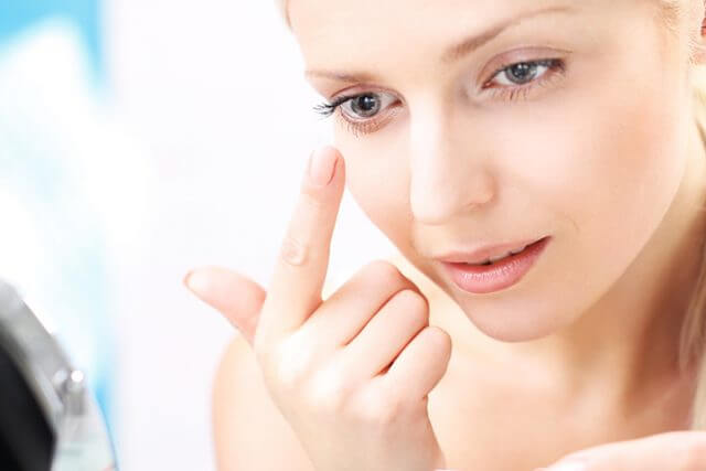 Girl Putting in Contact 1280x480 640x427