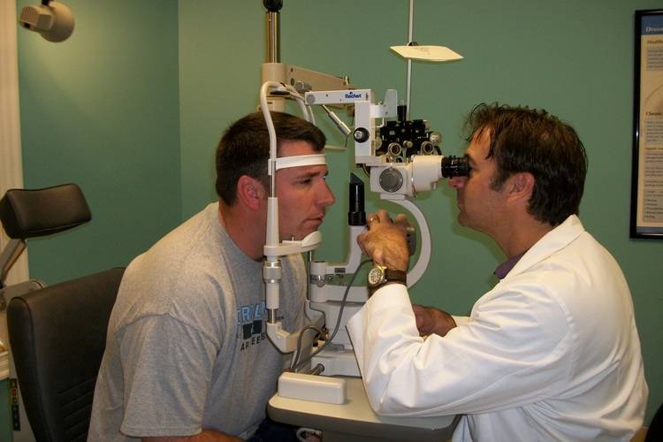 eye doctor checking eyes