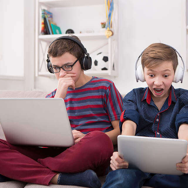 kids on laptops 640.jpg