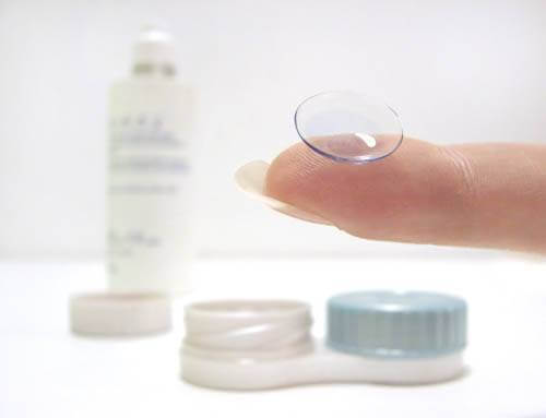 contact_lens_on_finger