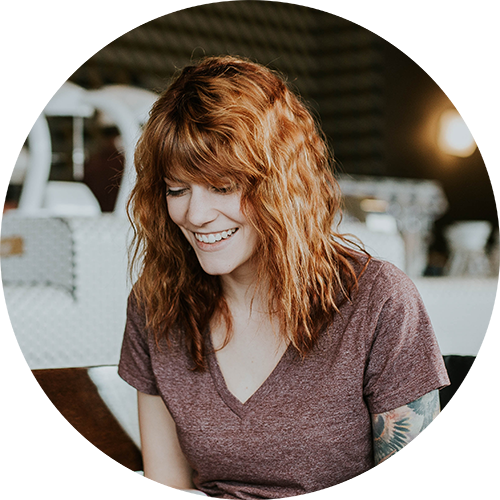 smile-woman-looking-at-computer.png