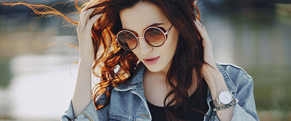 woman wearing oakley frame