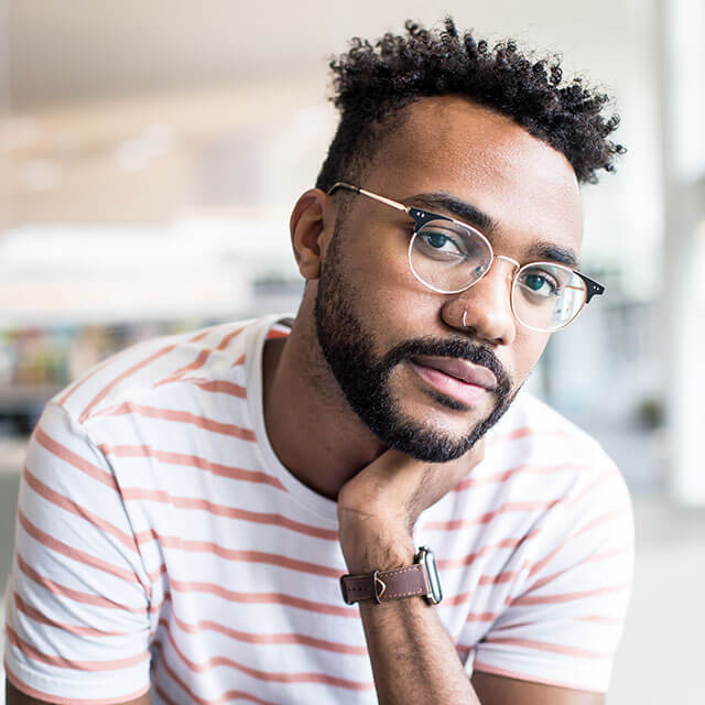 man-w-retro-glasses_640