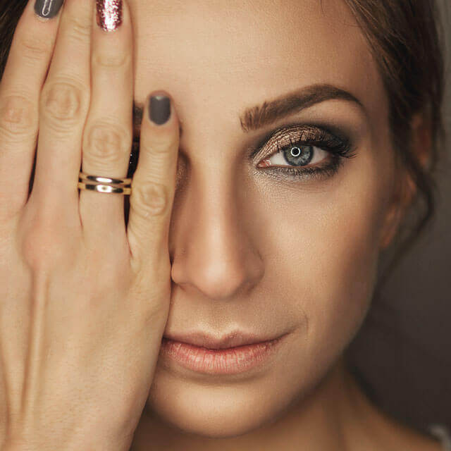 girl hand eye 640.jpg