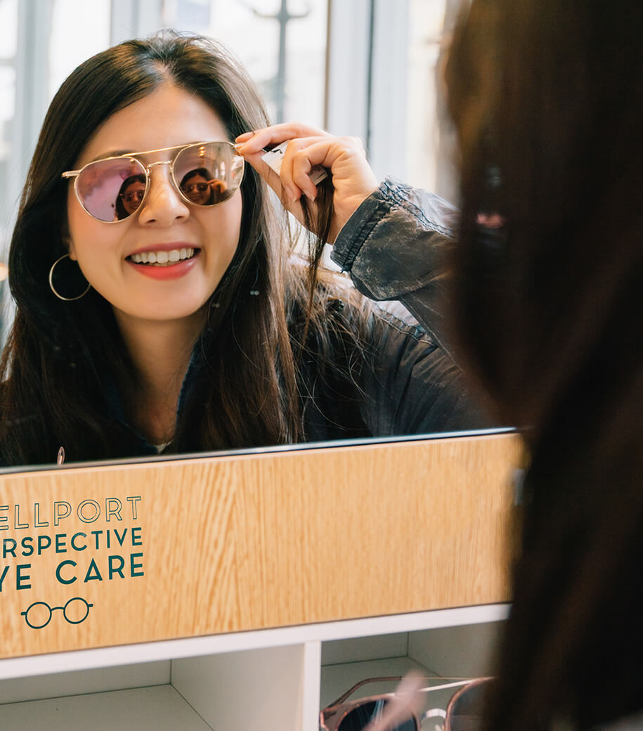 Attractive,Woman,Trying,Sunglasses,In,The,Glasses,Shop,And,Looking