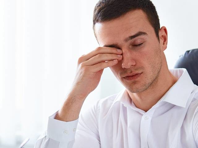 man_rubbing_eys_1280x480-640x480