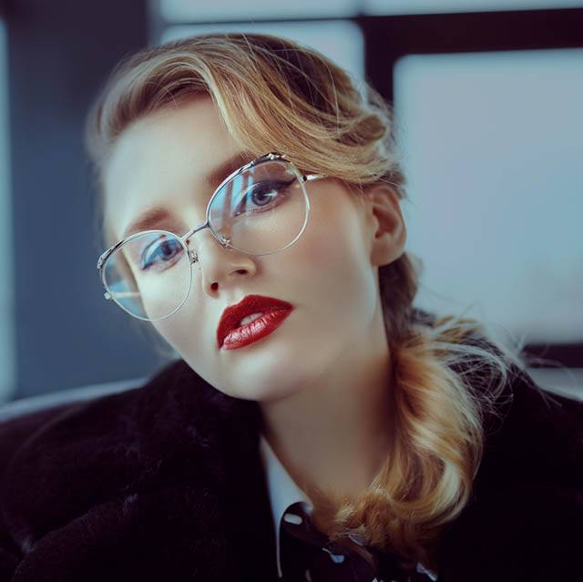 woman-stylish-wearing-fab-frames