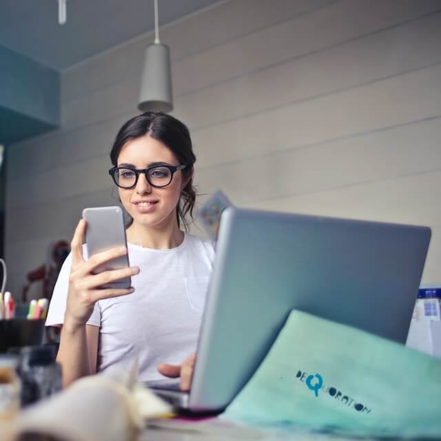 girl-wearing-computer-glasses-640
