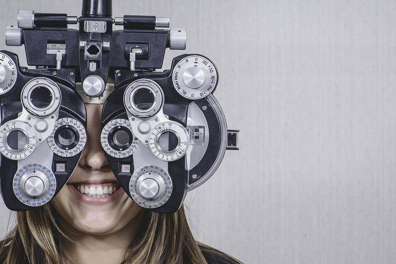 girl_eye_exam bkground_med