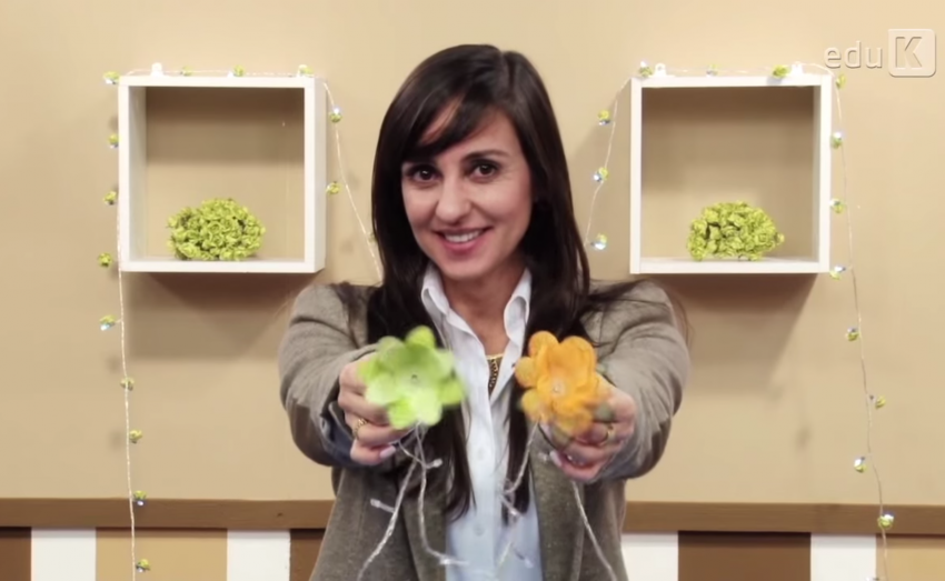 Aninha Haddad mostra as miniflores de papel que enfeitam as lâmpadas de LED