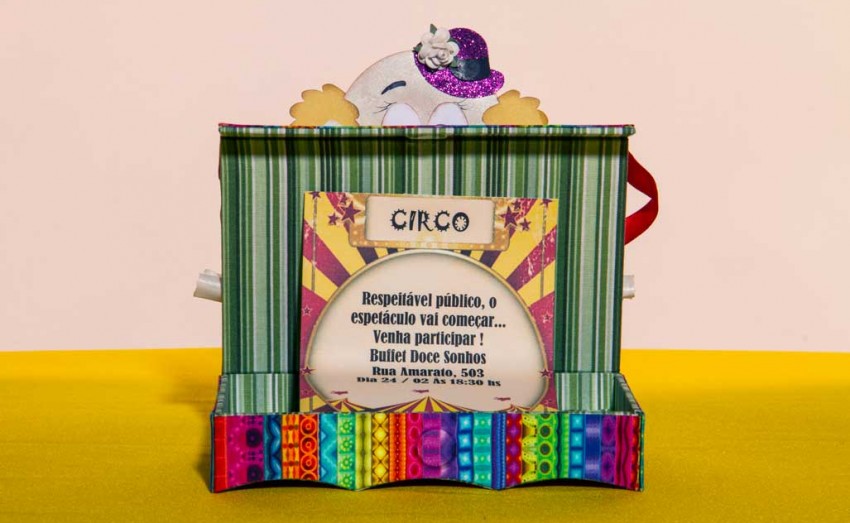 A mistura de técnicas de scrap e cartonagem foi utilizada por Hélvio e Claudia para criar uma decoração toda de circo