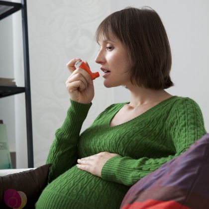 a pregnant woman with asthma using an inhaler