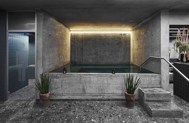 Midgardur-hot-tub