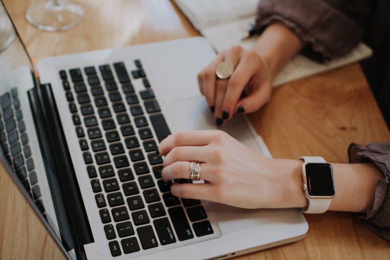 Women are Shooting Themselves in the Foot on LinkedIn Women are Shooting Themselves in the Foot on LinkedIn
